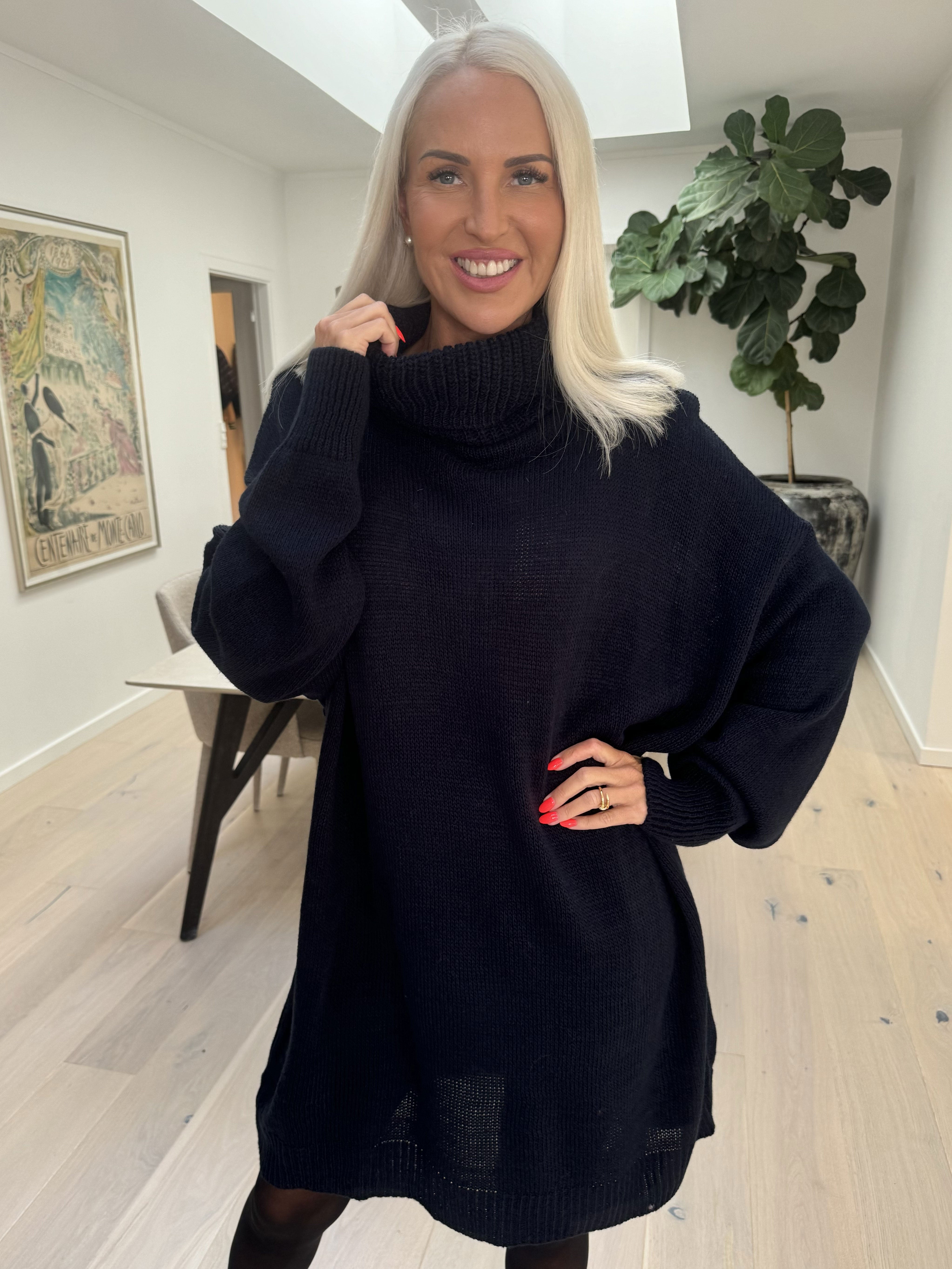 Blair - Ensfarvet strikkjole med turtleneck